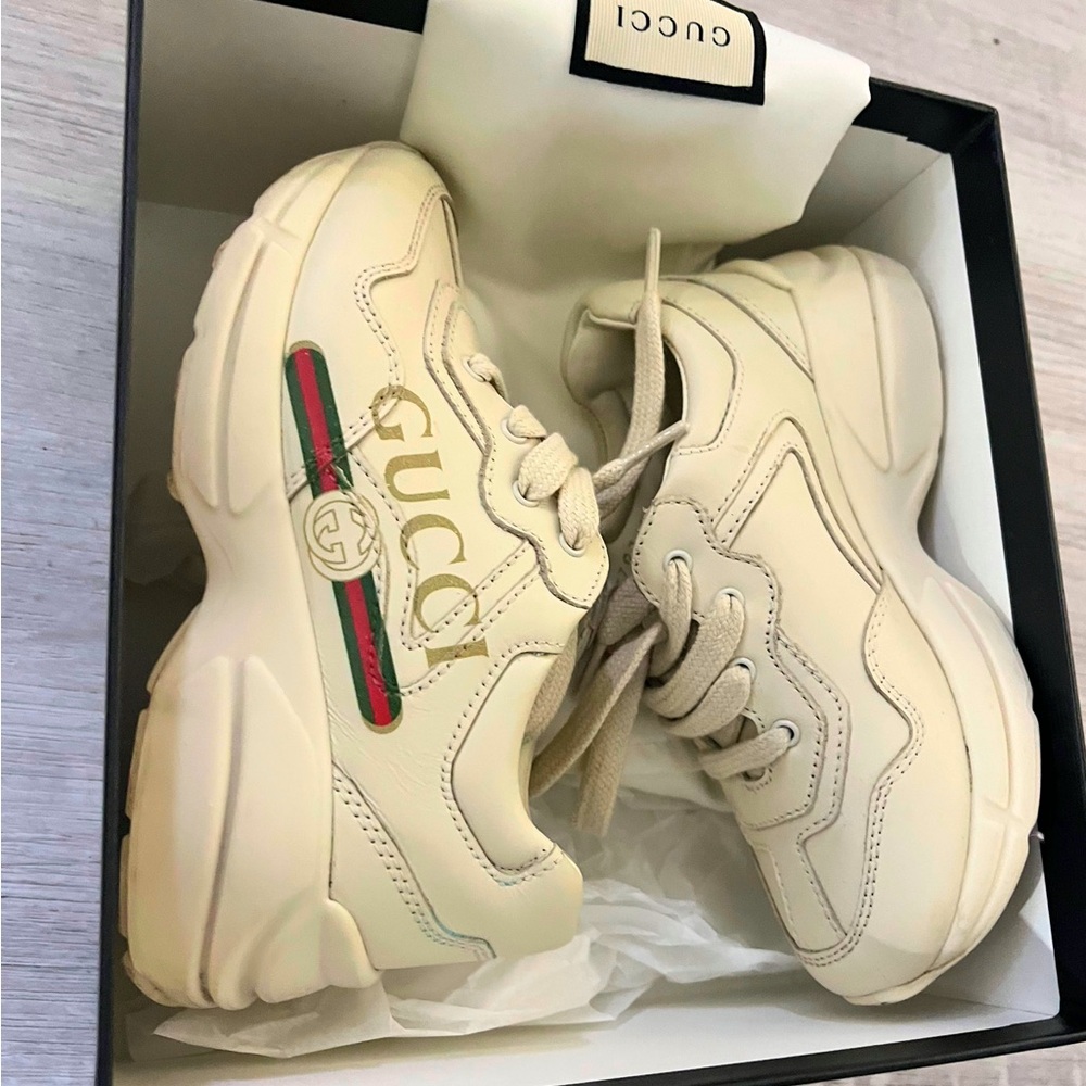 Gucci Shoes (Box & Dust Bag)
Size 8.5 (25) Kids/Toddler